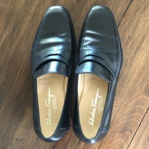 Salvator Ferragamo mens black leather loafers. Mint condition. Size 7.